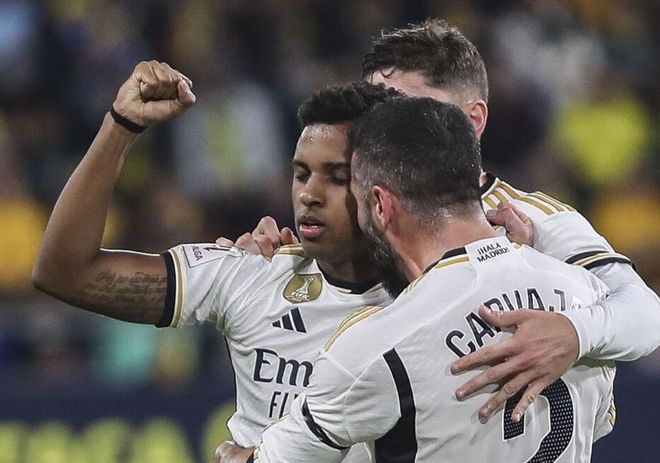 胜同曦更衣室 邱彪克里斯通道迎接全队